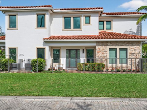 5999 E Brookfield Cir E, Hollywood FL 33312