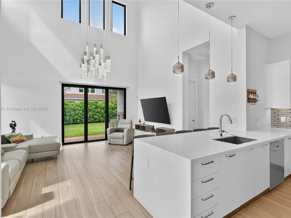 5999 E Brookfield Cir E, Hollywood FL 33312