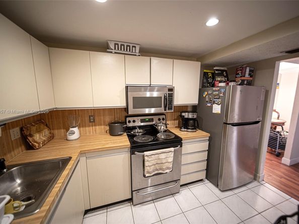 2500 Parkview Dr 517, Hallandale Beach FL 33009