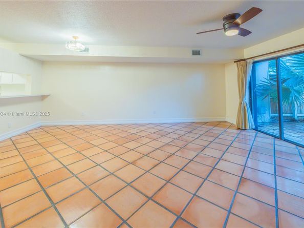 7890 SW 86th St 11, Miami FL 33143