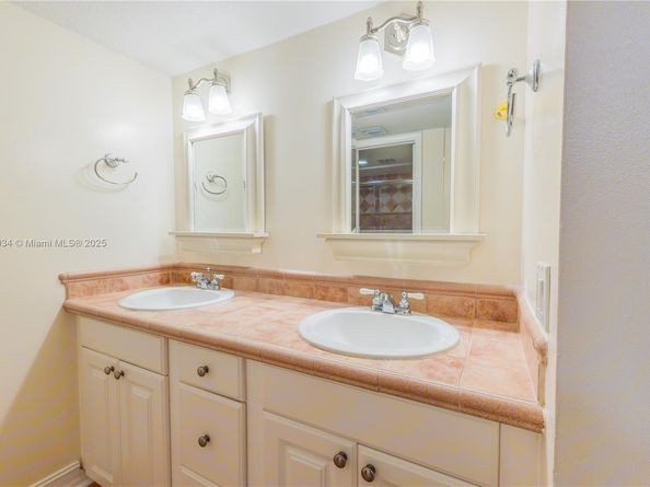 7890 SW 86th St 11, Miami FL 33143