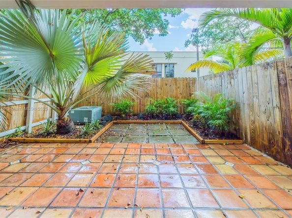 7890 SW 86th St 11, Miami FL 33143