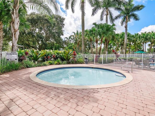 7546 NW 18th Dr, Pembroke Pines FL 33024