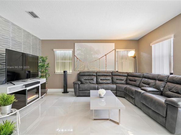 7546 NW 18th Dr, Pembroke Pines FL 33024