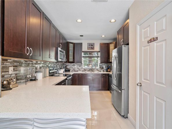 7546 NW 18th Dr, Pembroke Pines FL 33024