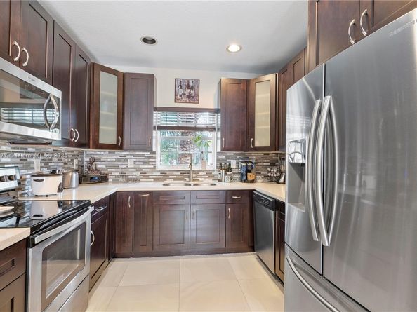 7546 NW 18th Dr, Pembroke Pines FL 33024