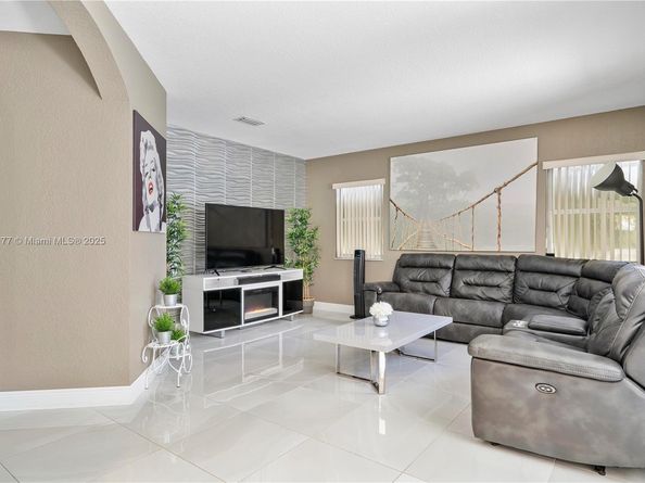 7546 NW 18th Dr, Pembroke Pines FL 33024