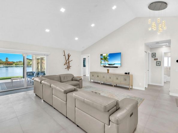 1240 NW 161st Ave, Pembroke Pines FL 33028