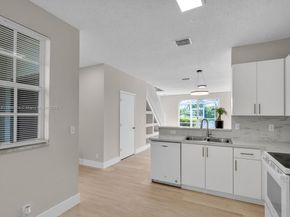 3738 San Simeon Cir, Weston FL 33331