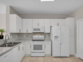 3738 San Simeon Cir, Weston FL 33331