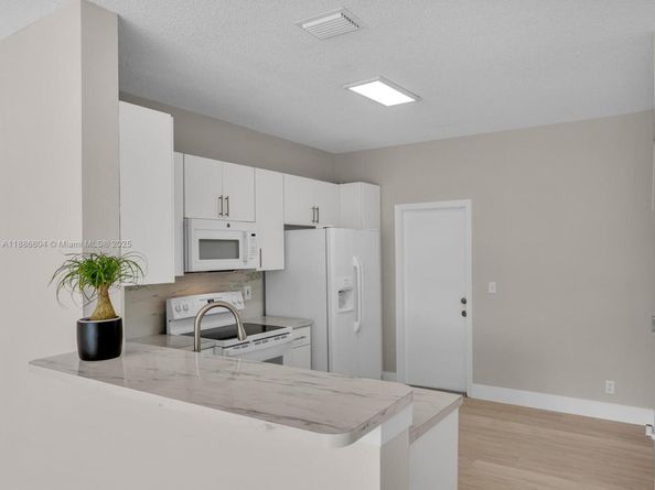 3738 San Simeon Cir, Weston FL 33331