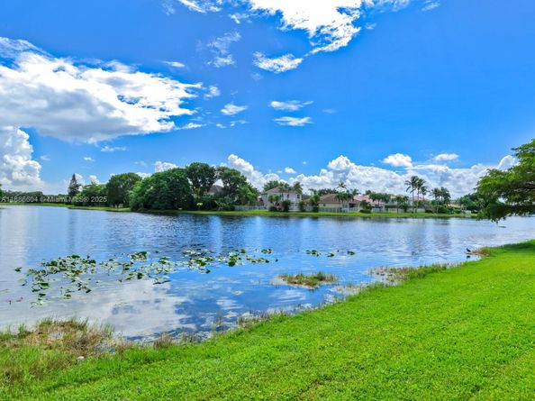 3738 San Simeon Cir, Weston FL 33331