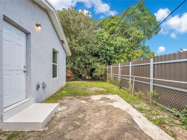 827 NW 114th St, Miami FL 33168