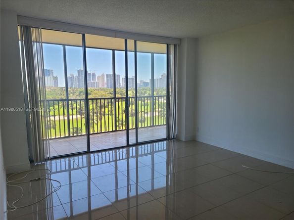 20335 W Country Club Dr 705, Aventura FL 33180
