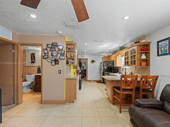 3140 NW 59th St, Miami FL 33142