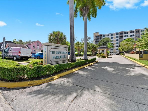 17890 W Dixie 603, North Miami Beach FL 33160