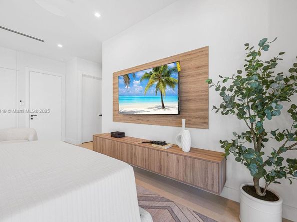 1220 NE 13th Ave, Fort Lauderdale FL 33304