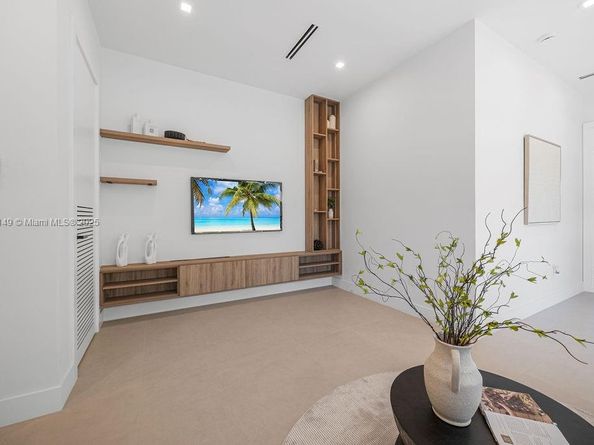 1220 NE 13th Ave, Fort Lauderdale FL 33304