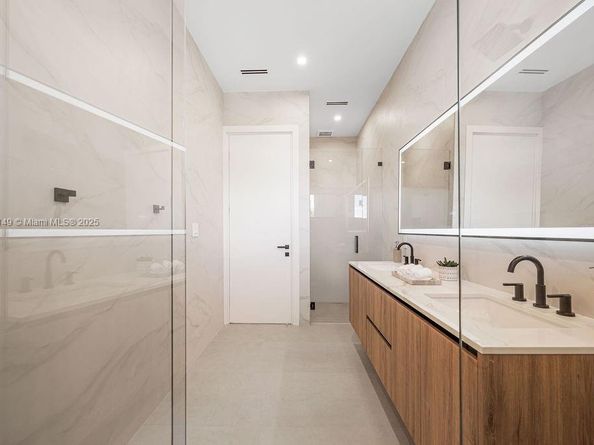 1220 NE 13th Ave, Fort Lauderdale FL 33304