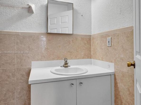 3211 NW 191st St, Miami Gardens FL 33056