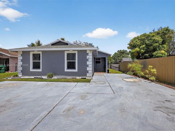 3211 NW 191st St, Miami Gardens FL 33056