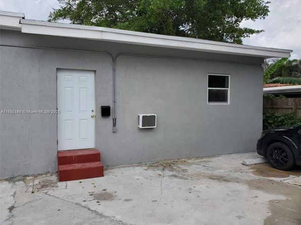 2425 NW 28th St, Miami FL 33142
