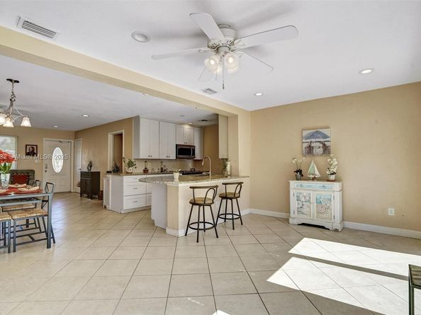 6740 Douglas St, Hollywood FL 33024