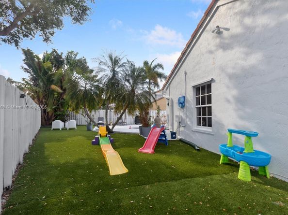 803 Heritage Dr, Weston FL 33326