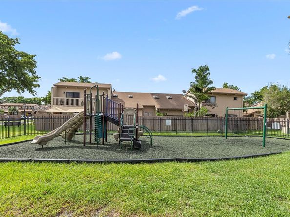 8025 SW 21st Ct, Davie FL 33324