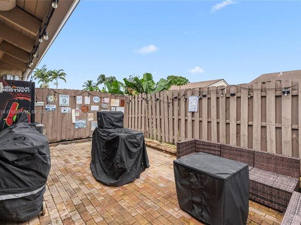 8025 SW 21st Ct, Davie FL 33324