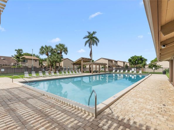 8025 SW 21st Ct, Davie FL 33324