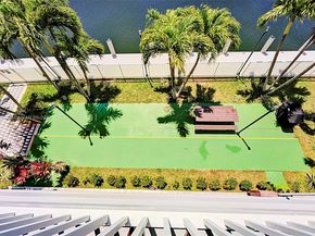 137 Golden Isles Dr 305, Hallandale Beach FL 33009