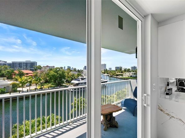 137 Golden Isles Dr 305, Hallandale Beach FL 33009