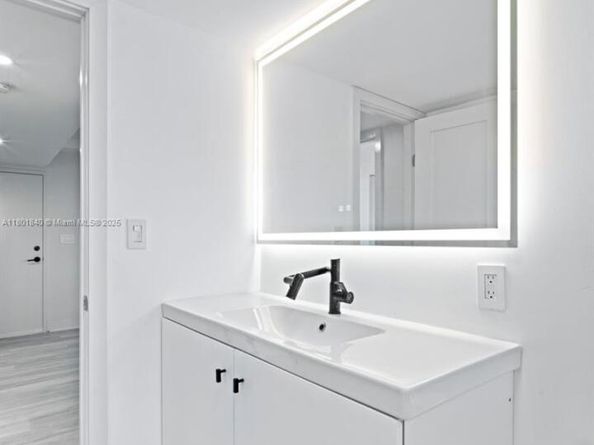 137 Golden Isles Dr 305, Hallandale Beach FL 33009