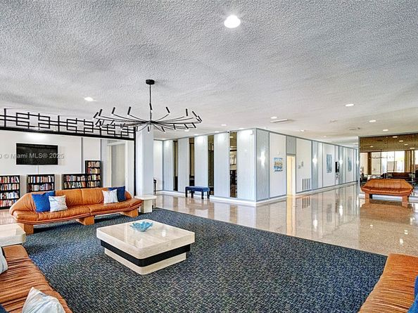 137 Golden Isles Dr 305, Hallandale Beach FL 33009