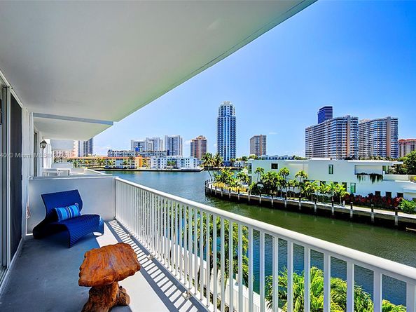 137 Golden Isles Dr 305, Hallandale Beach FL 33009