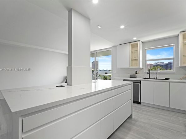 137 Golden Isles Dr 305, Hallandale Beach FL 33009