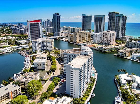 137 Golden Isles Dr 305, Hallandale Beach FL 33009