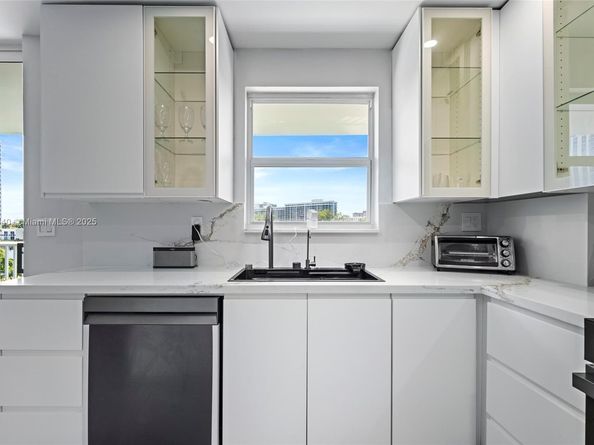 137 Golden Isles Dr 305, Hallandale Beach FL 33009