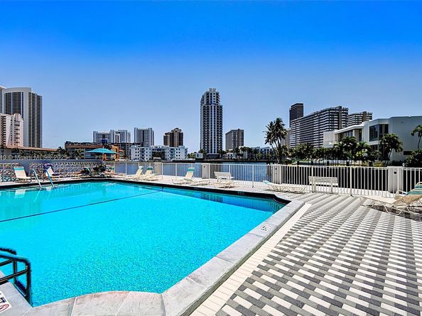 137 Golden Isles Dr 305, Hallandale Beach FL 33009