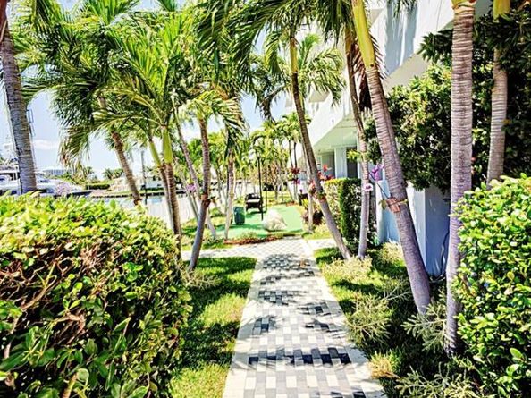 137 Golden Isles Dr 305, Hallandale Beach FL 33009