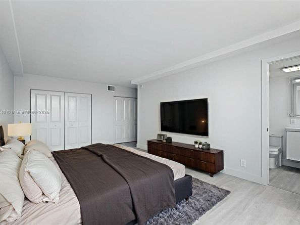 137 Golden Isles Dr 305, Hallandale Beach FL 33009