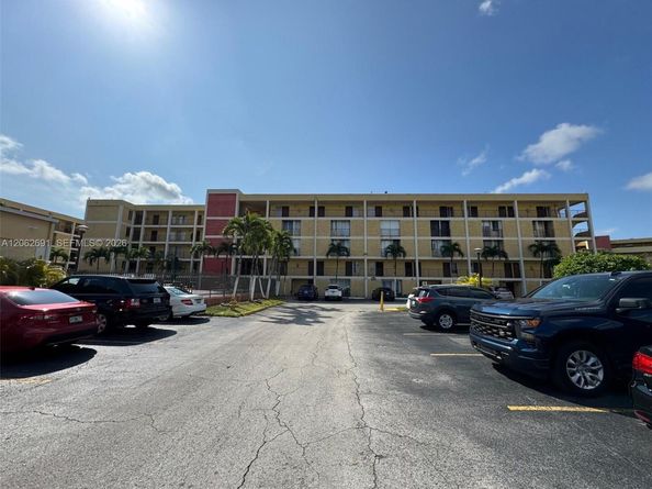 9240 Fontainebleau Blvd 204, Miami FL 33172