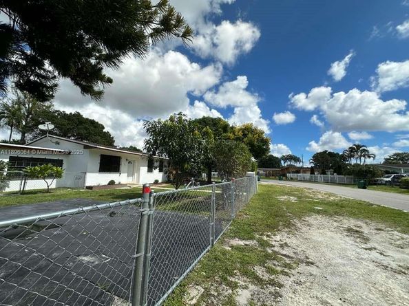 535 Harem Ave, Opa-Locka FL 33054