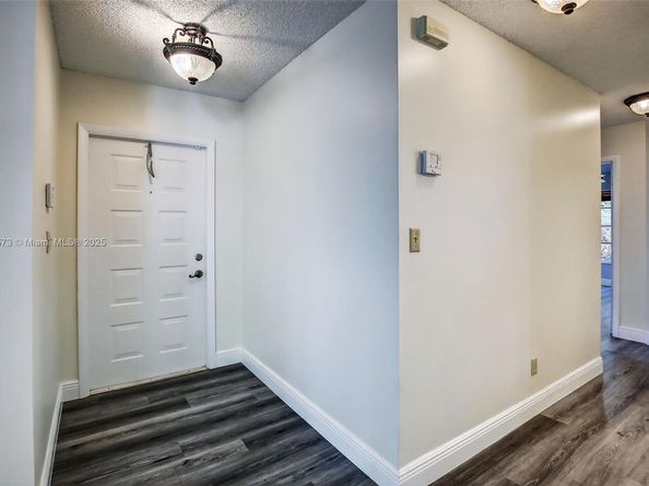 8800 Lake Park Cir N, Davie FL 33328