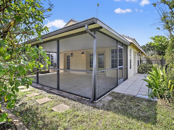 8800 Lake Park Cir N, Davie FL 33328