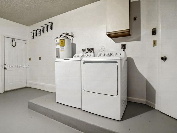 8800 Lake Park Cir N, Davie FL 33328