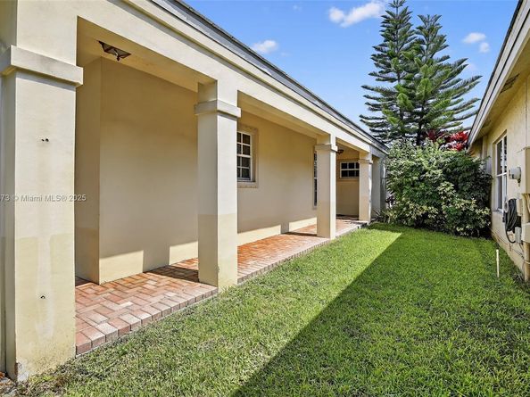 8800 Lake Park Cir N, Davie FL 33328