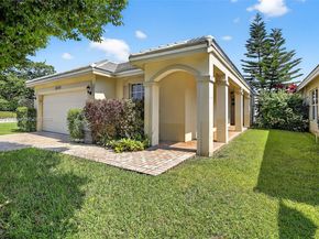 8800 Lake Park Cir N, Davie FL 33328