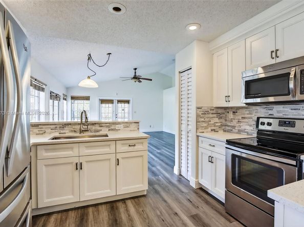 8800 Lake Park Cir N, Davie FL 33328